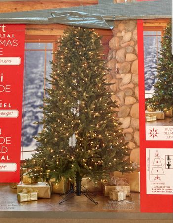 Sapin artificiel Aspen pré-illuminé de 2,3 m (7,5 pi) avec 700 lumières DEL SureBright à effets