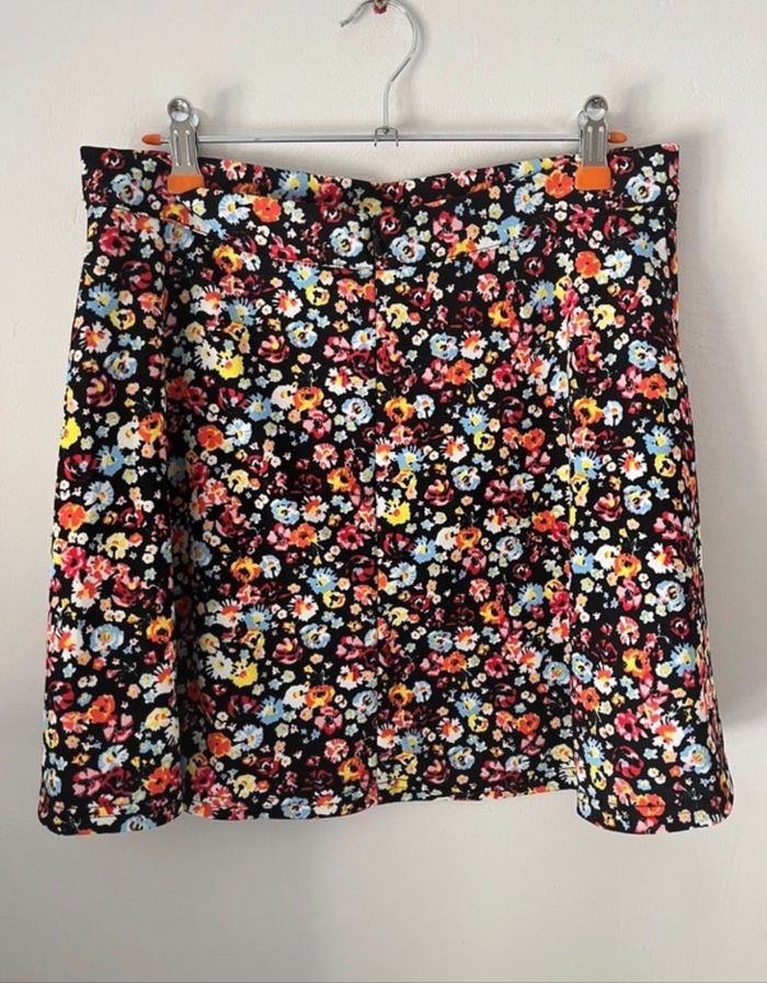 Jupe d’été courte et légère a fleurs multicolores