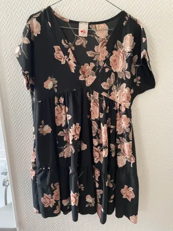 Robe manches courtes noir fleuri taille S