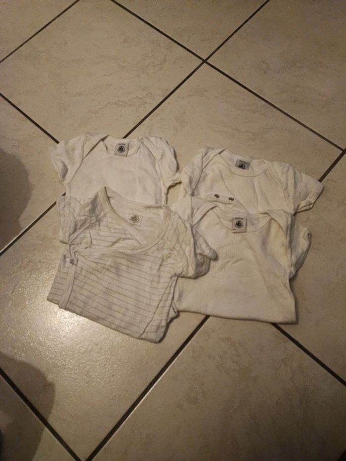 Lot bodies 12 mois - photo numéro 2