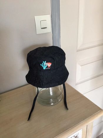Chapeau de coloris noir et turquoise de taille 44 soit 6/9 moisde la marque catimini
