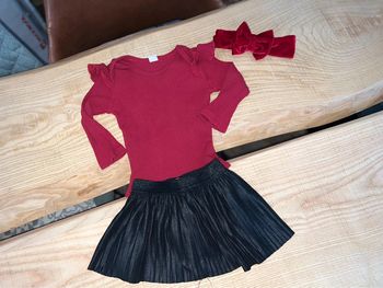 Ensemble 24 mois 2 ans jupe simili cuir noir plissée bandeau