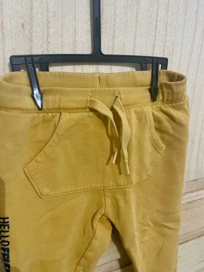 Pantalon saroual jogging kiabi jaune moutarde 24 mois - photo numéro 2