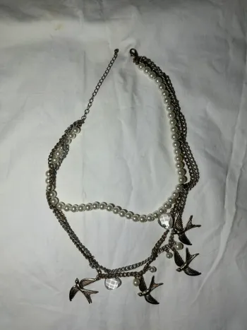 Collier à perles blanches