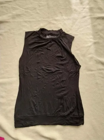 Haut noir sans manche T38
