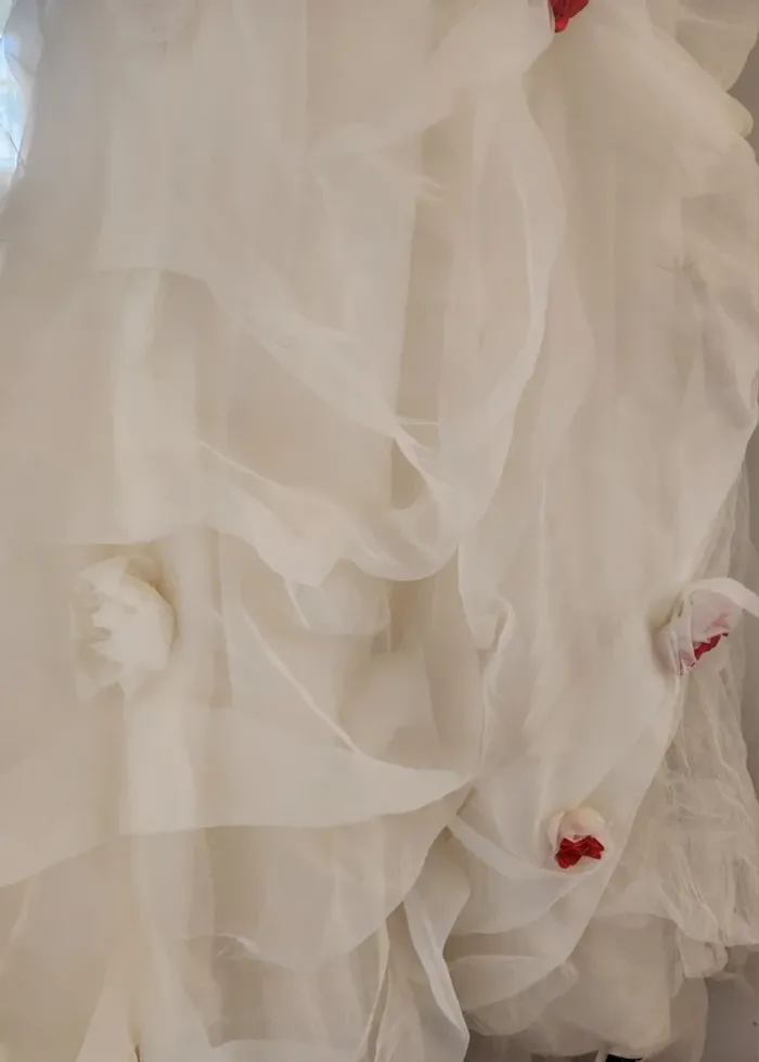 Robe de mariée blanche avec fleurs rouges taille 48 à 54 laçage dos en bon état Cosmobella - photo numéro 6
