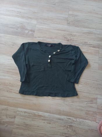 Tee-shirt manches longues vert.