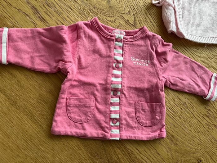 Lot 2 gilets roses - 1 mois - photo numéro 2