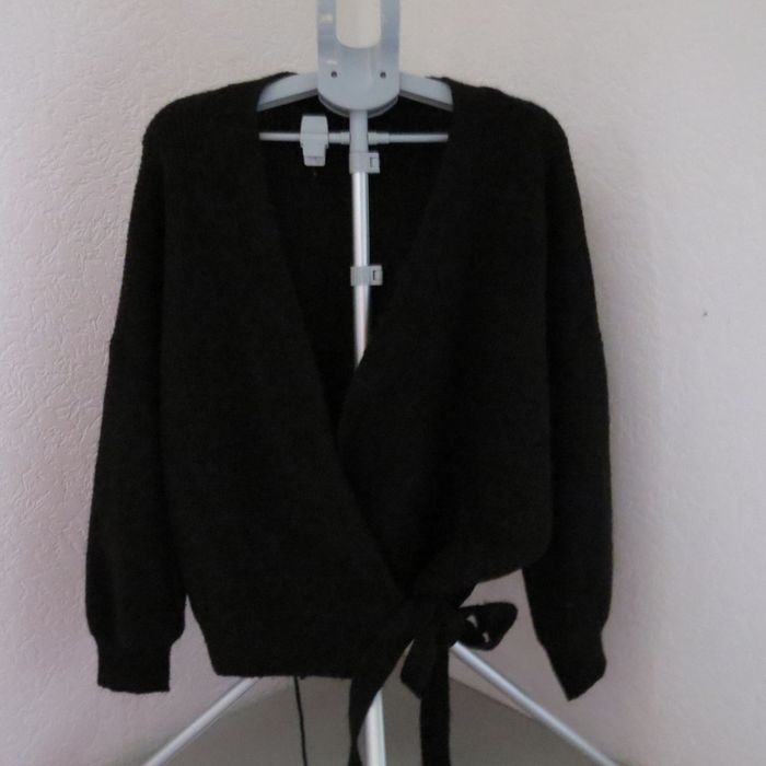 Taille XXL (coupe légèrement ample, style cosy).  Magnifique pull cache-cœur en maille noire, parfai - photo numéro 2