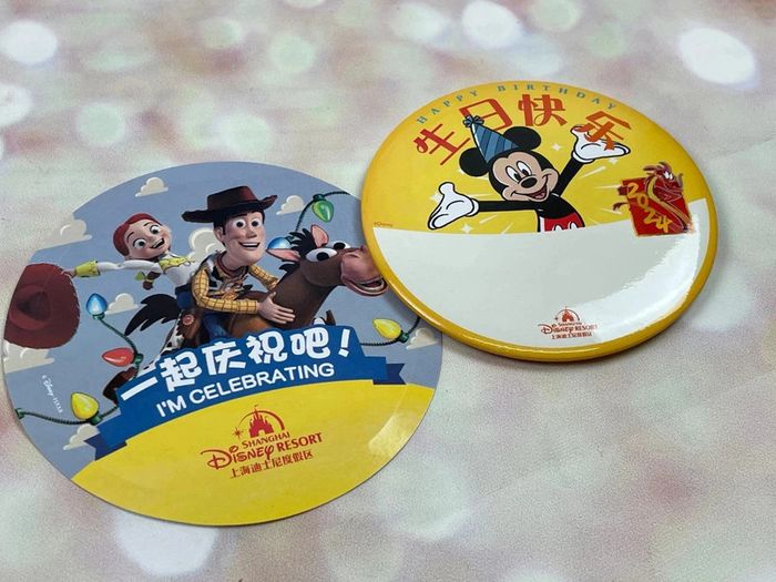 Badge Disneyland Anniversaire + Stickers Shanghai Disney Resort