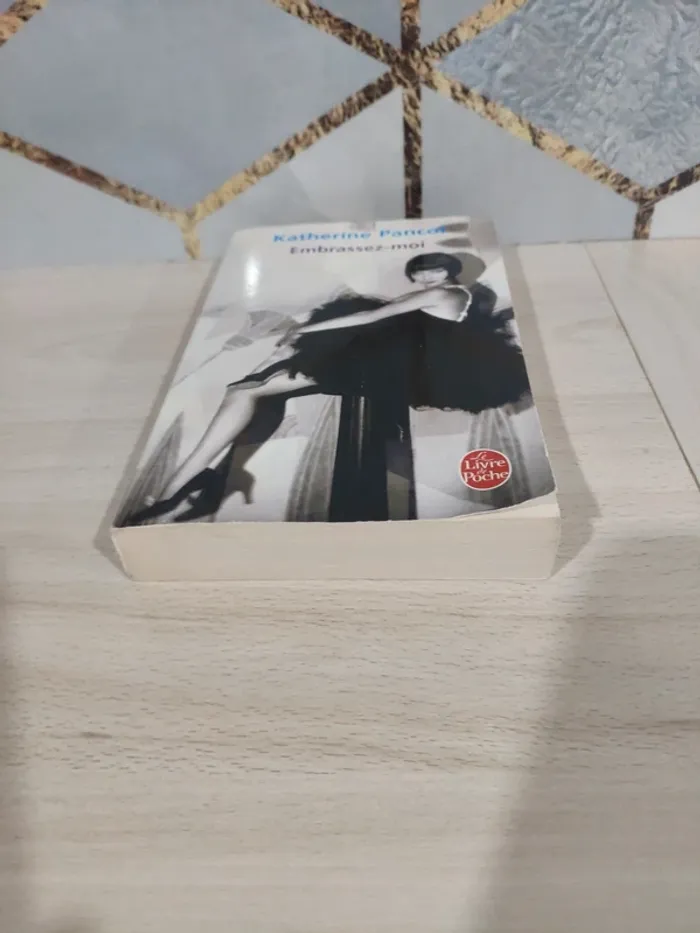Livre poche Pancol Embrassez moi - photo numéro 2