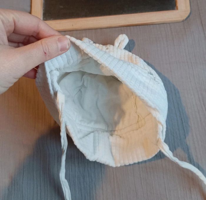 Bonnet taille 1 mois en très bon état - photo numéro 2