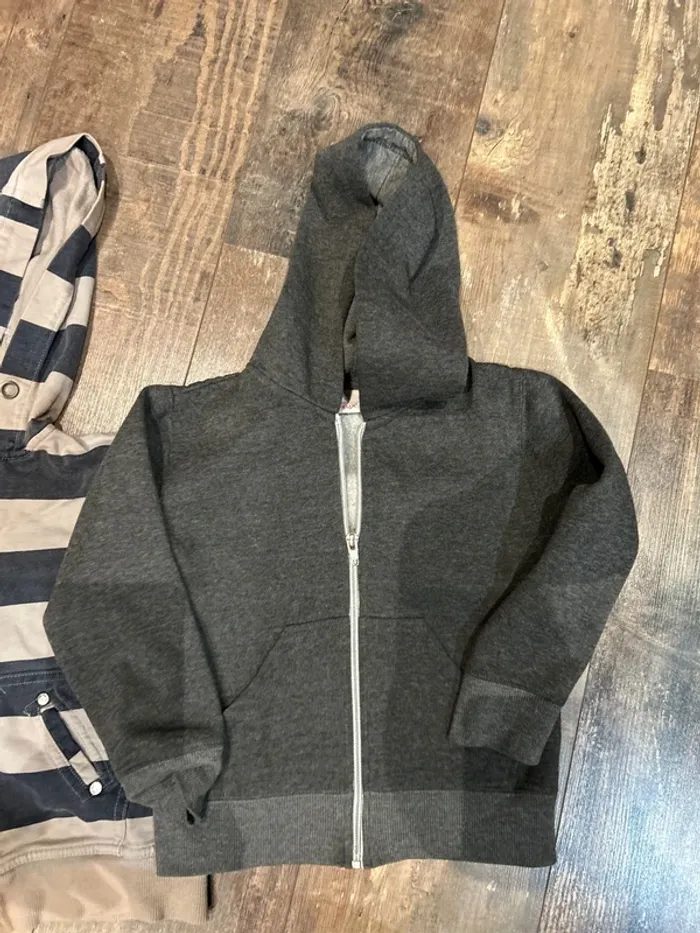 Lot gilets gris et rayé - photo numéro 2