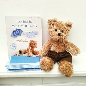 Ours en peluche avec une garde robe à coudre