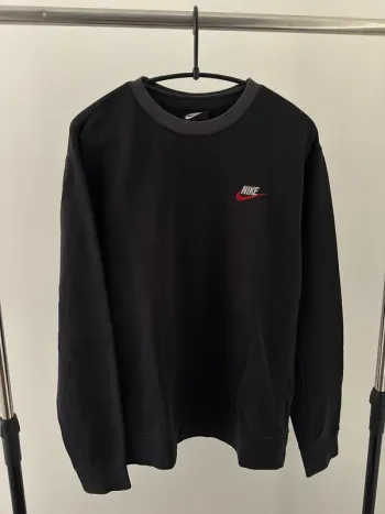 Sweat Nike noir avec logo à la poitrine