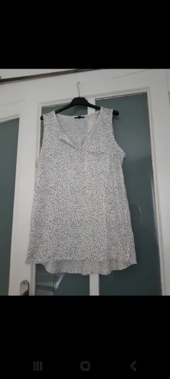 Haut blanc et motifs 40