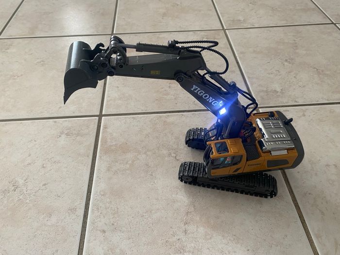 Pelleteuse telecommande avance recule tourne pivote bras articulé - photo numéro 3