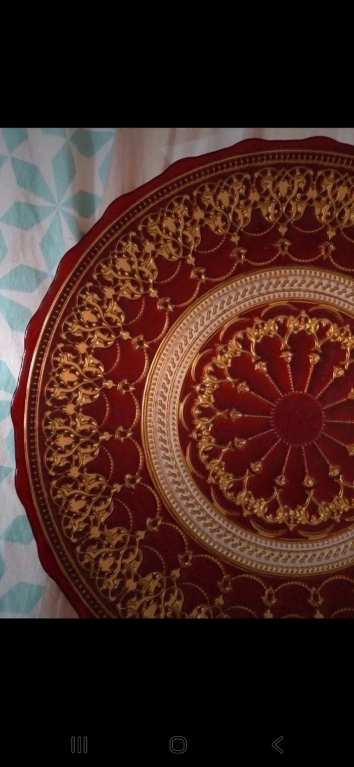 Lot de 2 assiettes une rouge et l'autre verte derrière de l'assiette couleur or diamètre 33 cm - photo numéro 5