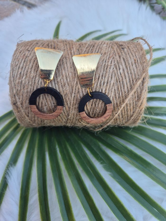 Boucles d’oreilles en résine et bois, noir et marron 💖✨ #Bijoux #Créations #Accessoires