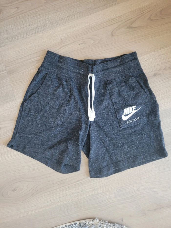 Short Nike Taille 12-13 ans