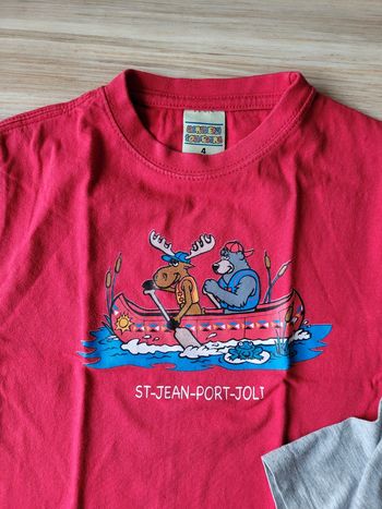 T-shirt garcon 4 ans, couleur rouge, très bon état.