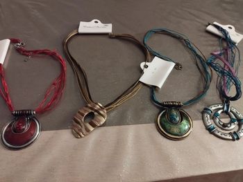 4 colliers neufs  différentes couleurs