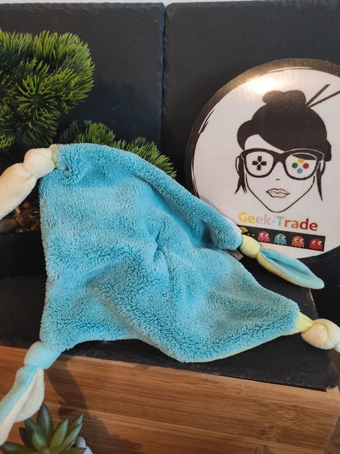 Doudou Knuffel Sophie La Girafe Vulli Bleu Vert Carré Plat  #geektradedoudou - photo numéro 2