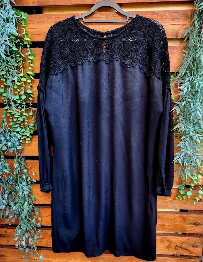 Robe noire élégante Promod – Taille M – Dentelle au col – État correct