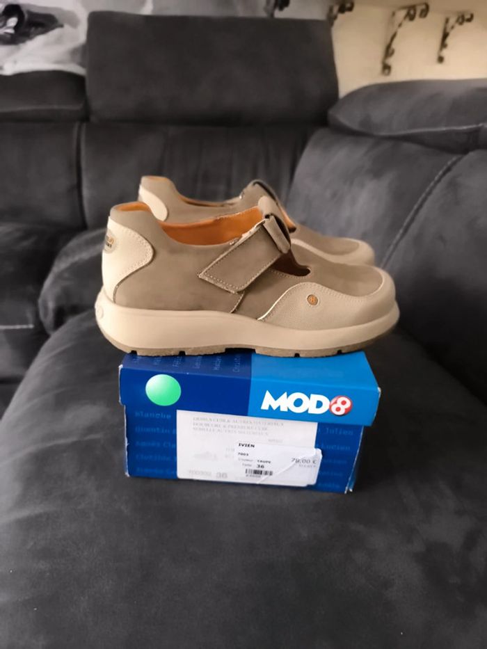 Chaussures ouverte a scratch neuves