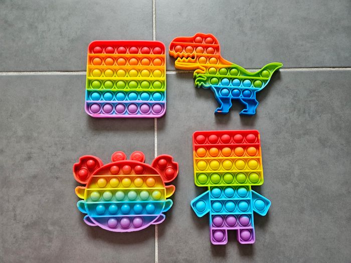 Lot de 4 Pop it, jouets sensoriels anti stress à bulles, Vraiment comme Neufs, très très propres