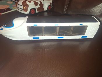 Train navette blanche lumineuse