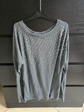 pull gris avec strass New collection