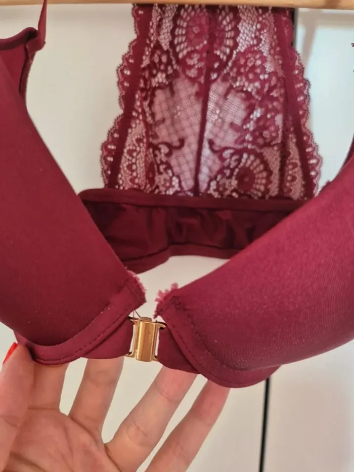 Soutien-gorge en dentelle bordeaux H&M 
Taille française 95B eur 80B - photo numéro 4