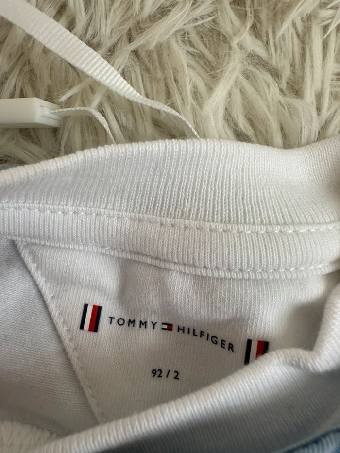 Robe en jean et t-shirt manches longues Tommy Hilfiger taille 2 ans - photo numéro 4