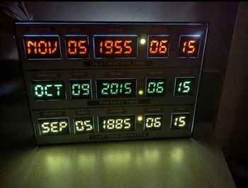 Boîtier lumineux du circuit temporel de la DeLorean de retour vers le futur