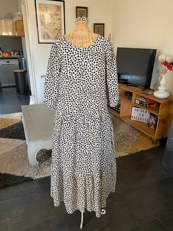 Robe longue liberty blanche avec motifs fleurs noires taille S / M