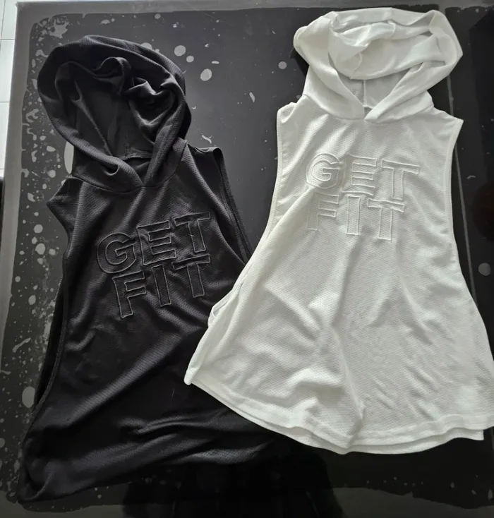 Lot 2 Debardeurs sport a capuche (L)