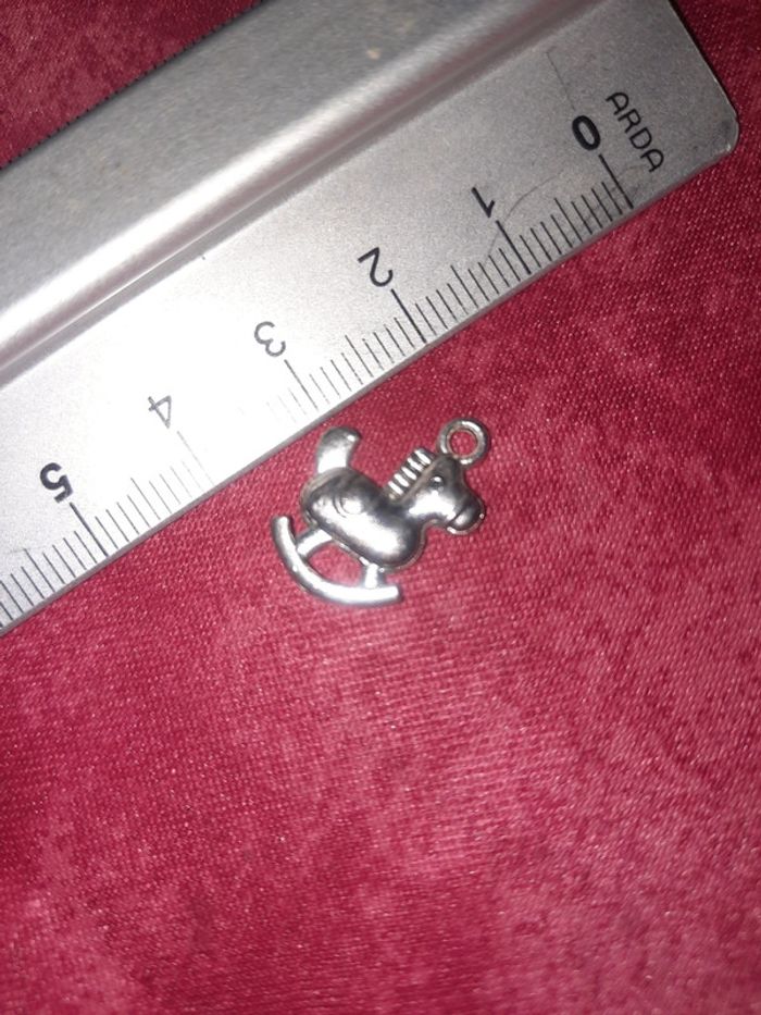 Pendentif 2 face cheval à bascule jouet