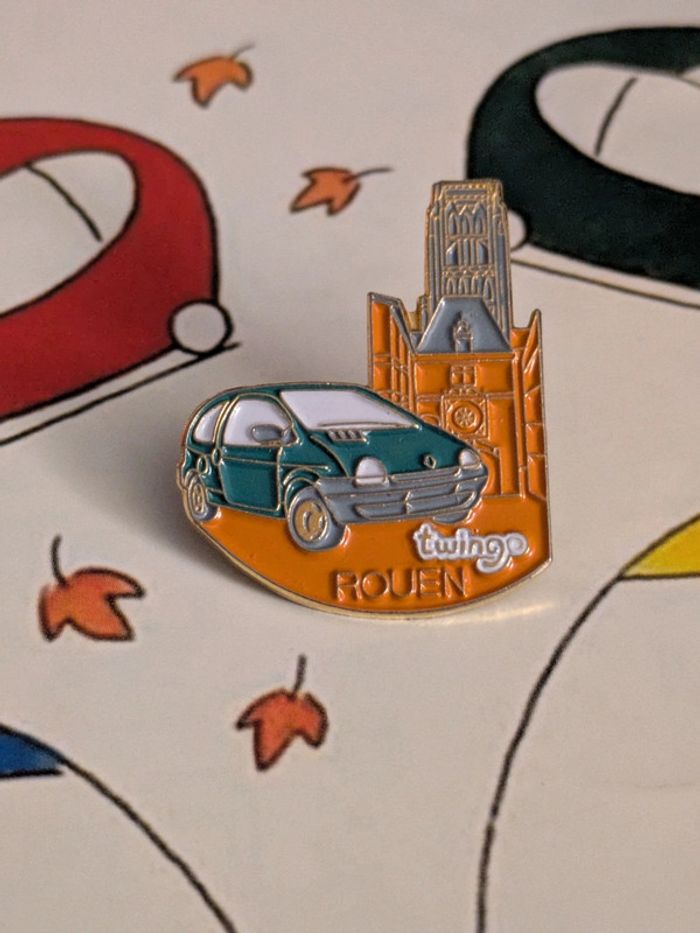 Pin's Renault Twingo Rouen Collection Villes et Monuments