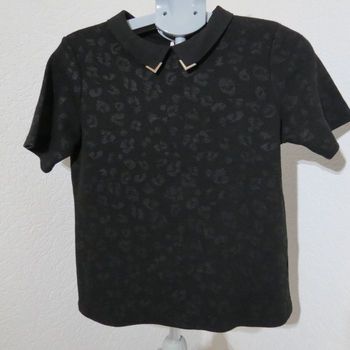 Top noir Camaïeu à col bijoux – effet léopard discret