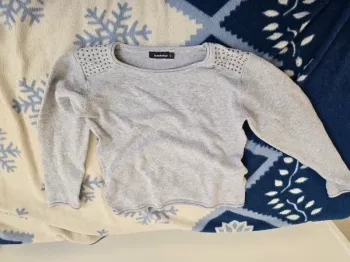 Pull léger de la marque in extenso gris avec détail "clou" sur les épaules