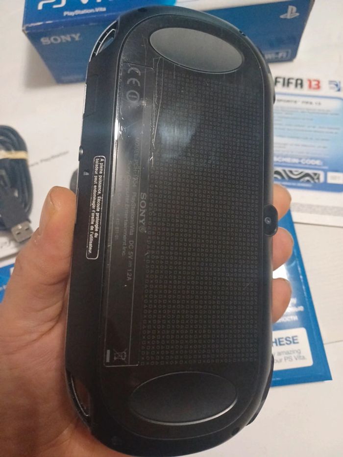 PS Vita Wi-Fi PCH-1004 en boite - photo numéro 7