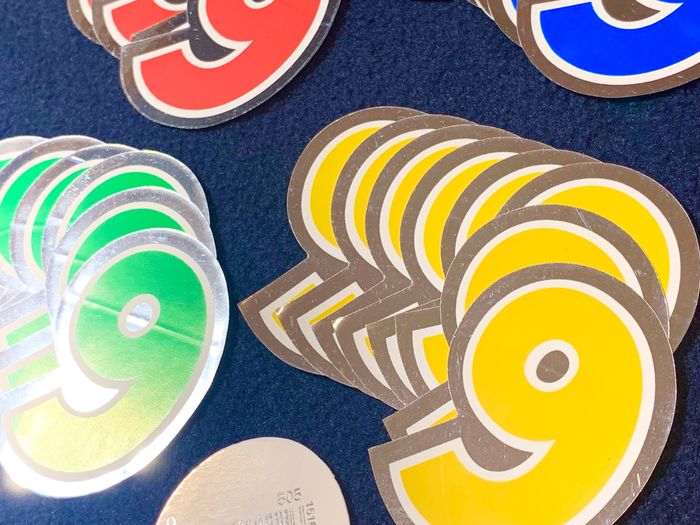 Lot 44 autocollants « 9 » ou « 6 » en 6 coloris, bord foil argenté - photo numéro 2