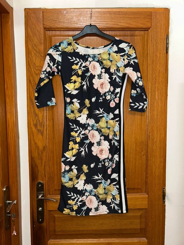 Robe noire à motif fleuri