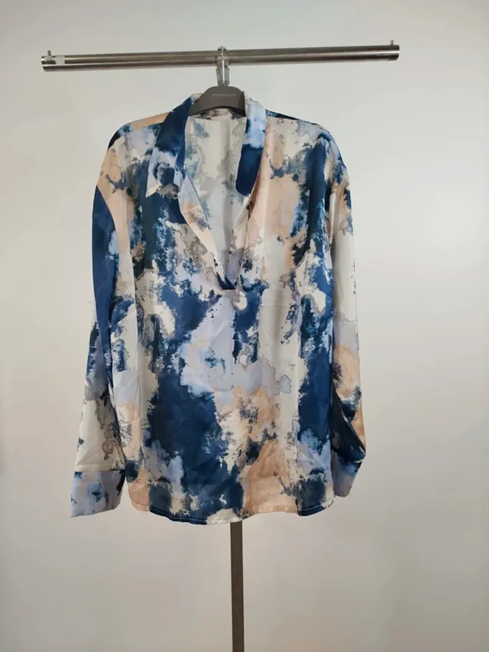 Chemise ample  Chemise fluide imprimé aquarelle bleu beige coupe droite col V taille T. 54A1377 - photo numéro 2