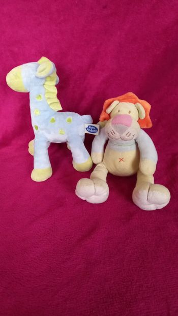 Lot de 2 doudous girafes et lion Mots d enfants