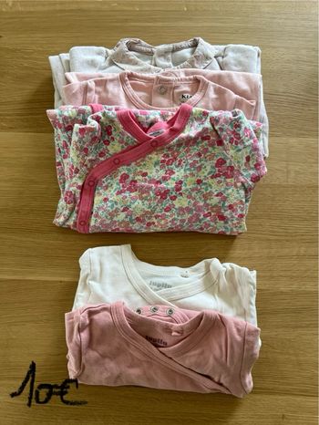 Lot pyjama + bodys 6 mois fille