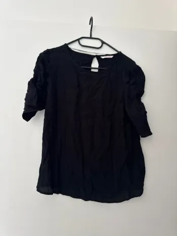 Haut noir fluide camaïeu