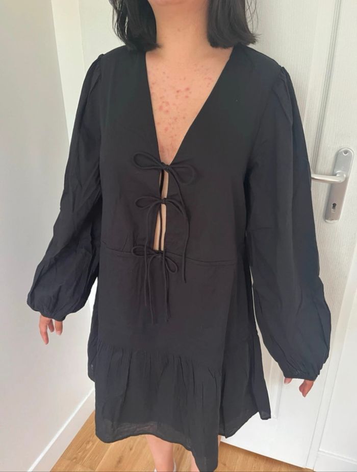Robe noire à petits noeuds