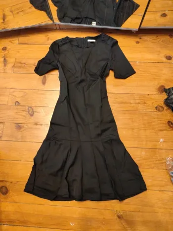 Robe noire chic H&M 38 bas évasée longueur midi